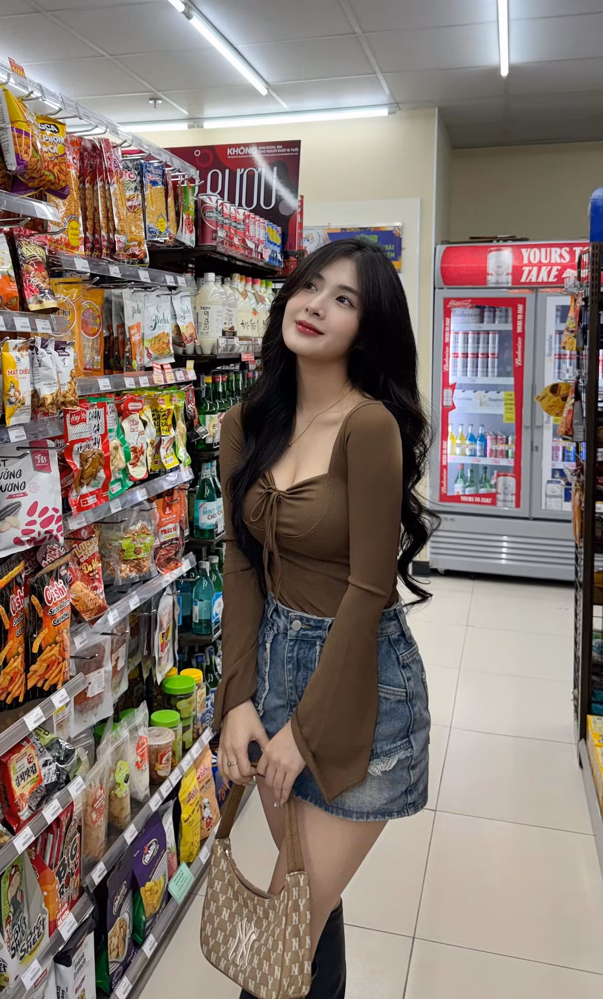 Song cũng có ý kiến chỉ ra rằng, tài khoản này sử dụng hình ảnh Quỳnh Alee dễ gây hiểu lầm, nếu không muốn nói là lợi dụng danh tiếng của hot girl TikTok này cho mục đích quảng cáo, thương mại, buôn bán của cá nhân.