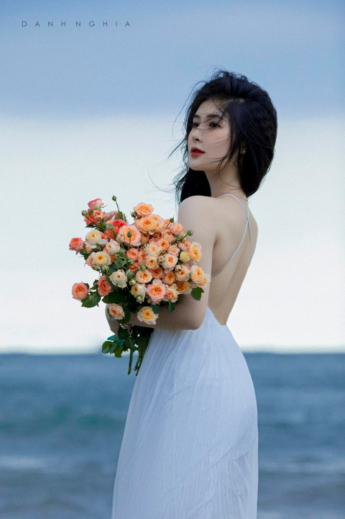 Thoạt đầu, người này tỏ ra thích thú trước những lời khen nhưng rồi nhanh chóng chuyển sang ấm ức trước những bình luận tiêu cực của dân mạng với hành vi lấy ảnh người khác câu view cho bản thân.