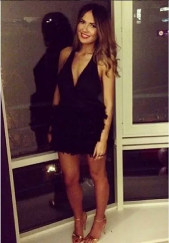 Emma Rhys-Jones là vợ của ngôi sao thần tượng Xứ Wales Gareth Bale. Cầu thủ chạy cánh 33 tuổi kết hôn với người đẹp 31 tuổi cách đây 3 năm và họ có với nhau 4 con chung.