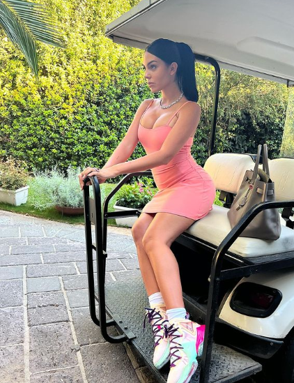 Bạn gái của Cristiano Ronaldo thường xuyên có mặt trên khán đài để cổ vũ những buổi thi đấu của bạn trai. Từ một trợ lý bán hàng vô danh, sau khi gắn bó với chàng CR7, Georgina Rodriguez đã bước vào thế giới của những người nổi tiếng và giàu có. Sắp tới cô nàng sẽ là gương mặt được mong chờ trên khán đài tại Qatar khi World Cup 2022 diễn ra.