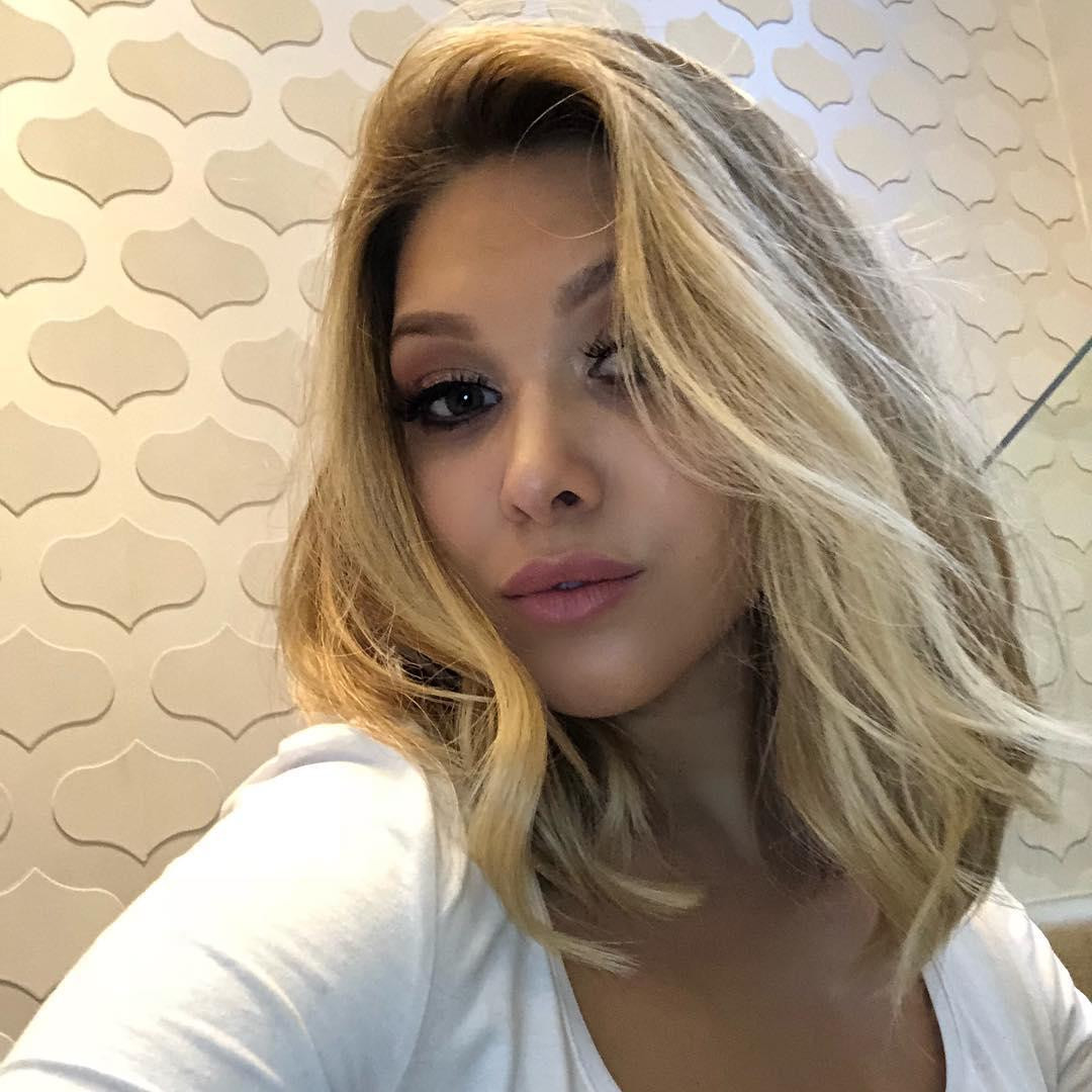 Ở đội tuyển Bỉ, De Bruyne vẫn là ngôi sao và niềm hy vọng lớn nhất ở World Cup 2022. Trong khi đó, bà xã tiền vệ của Man City là Michèle Lacroix được biết đến với vai trò một người mẫu, cô tốt nghiệp Đại học Hasselt và từng là một diễn viên quảng cáo và tiếp viên cho Prime Impressions.