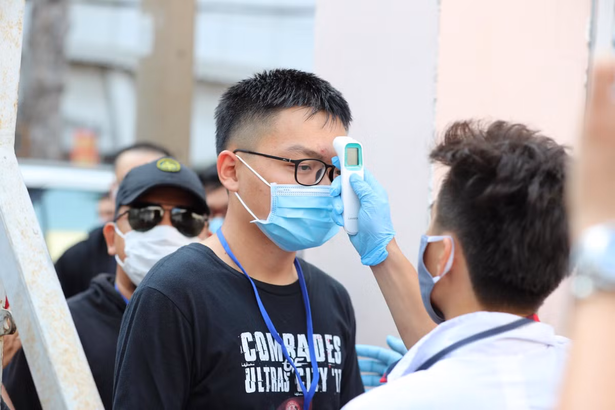 Nhiều CĐV muốn đến sân xem trận đấu, nhưng ban tổ chức chỉ cho khoảng 100 người vào sân vì lo ngại sự lây lan dịch Covid-19.