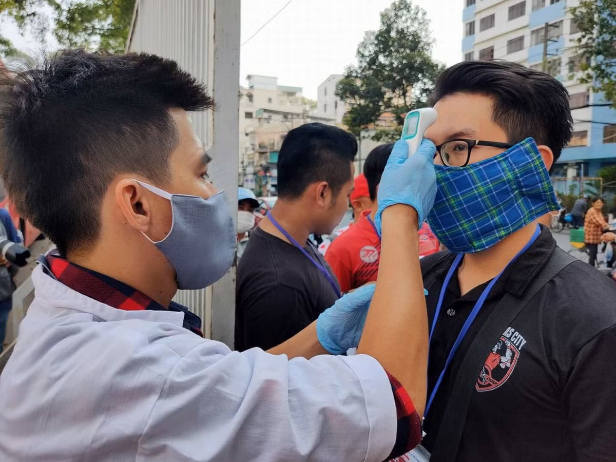 Tuy nhiên, không phải vì hạn chế CĐV bởi nỗi lo dịch Covid-19 mà trận so tài giữa CLB TP HCM và Hà Nội FC mất đi phần hấp dẫn, bởi nó sẽ là phát súng mở màn cho mùa giải bóng đá Việt Nam trong năm 2020 - vốn đã bị đình trệ một thời gian vì dịch bệnh.