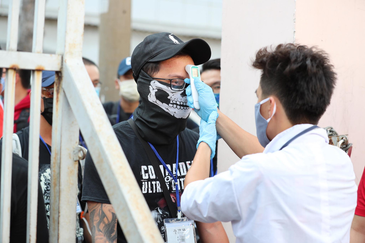 Tuy nhiên, vẫn có 1 số ý kiến cho rằng, TP HCM được đá trên sân Thống Nhất. Nhưng lợi thế của họ bị mất đi nhiều khi trận đấu được tổ chức trên sân không có khán giả do lo ngại dịch Covid-19.