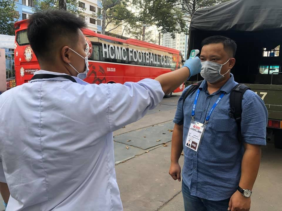 Cũng nỗi lo sợ bùng dịch Covid-19, BTC Chung kết Siêu Cúp QG đã quyết định hạn chế số CĐV. Bên cạnh đó, những người may mắn được vào sân cổ vũ cũng được kiểm tra thân nhiệt rất gắt gao.