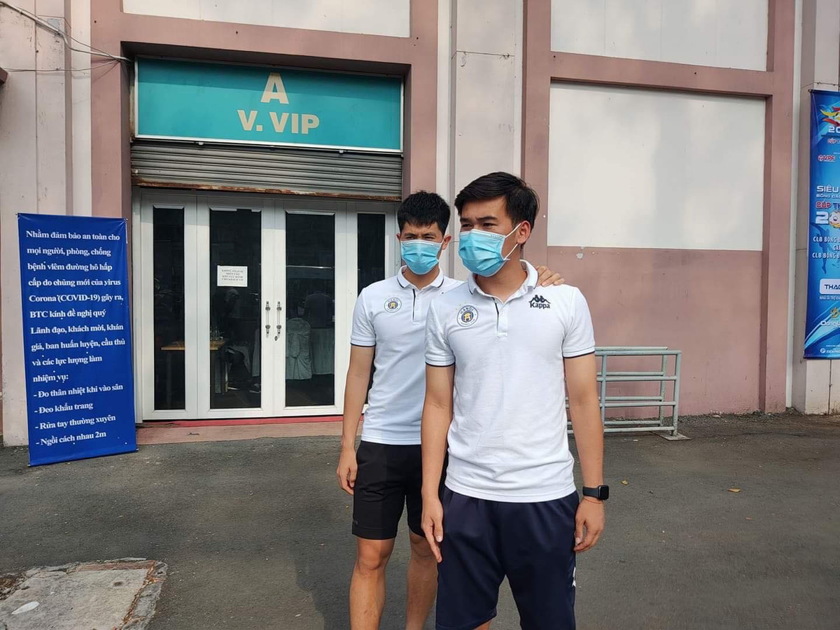 Không được đăng kí thi đấu nhưng Đình Trọng nghiêm chỉnh chấp hành việc đeo khẩu trang và đo thân nhiệt. Ảnh: Đức Đồng. Clip QUÁ TẢI KHU CÁCH LY COVID 19, ĐỀ NGHỊ CÁC TỈNH GIẢM TẢI CHO HÀ NỘI - Nguồn: VTC9