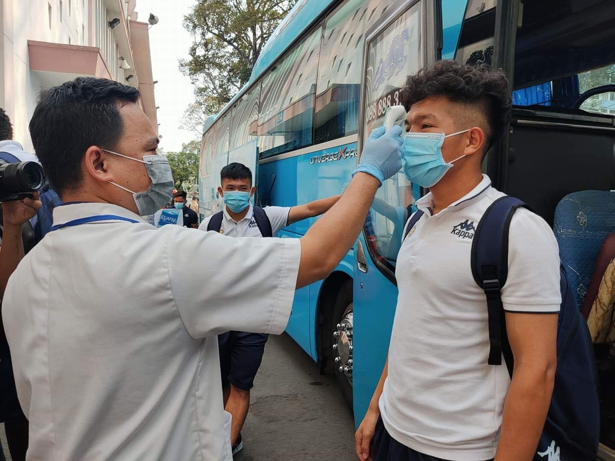 Những người vào sân đều phải mang khẩu trang và được kiểm tra nhiệt độ.