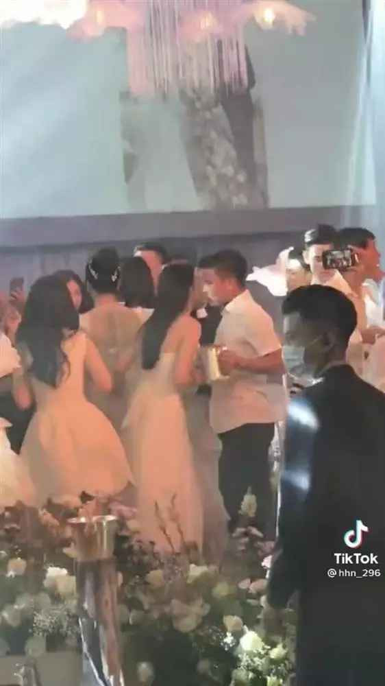 Nhiều người khi ấy đoán rằng đó là tên viết tắt của Nguyễn Quang Hải (N.Q.H) được lồng ghép với 3 chữ cái C.T.H - tức tên viết tắt của Chu Thanh Huyền.