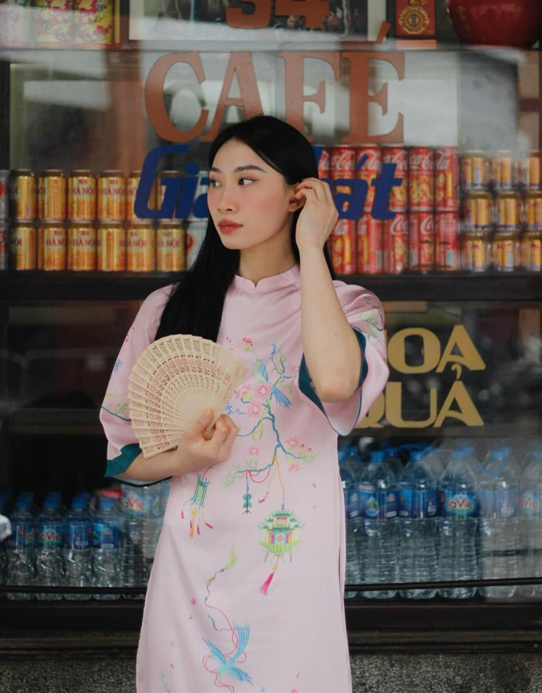 Nguyệt Anh đến với bóng chuyền khá muộn khi đã 15 tuổi, tuy nhiên nhờ có tố chất cùng sự chăm chỉ trong tập luyện nên gái xinh này có sự phát triển về chuyên môn rất nhanh.