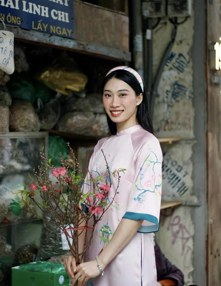 Sở hữu chiều cao đáng mơ ước ùng gương mặt xinh đẹp, tay đập quê Quảng Bình lập tức gây sốt cộng đồng mạng.