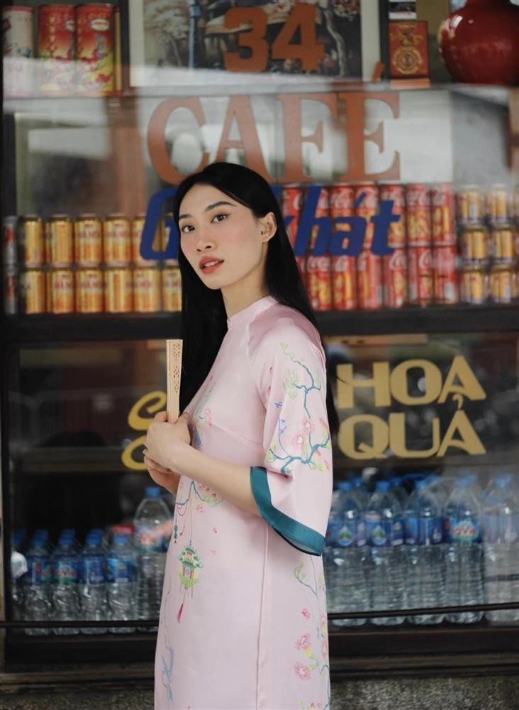 Phạm Nguyệt Anh là một trong những tay đập chủ lực của Binh Chủng Thông tin và tuyển bóng chuyền nữ Việt Nam.