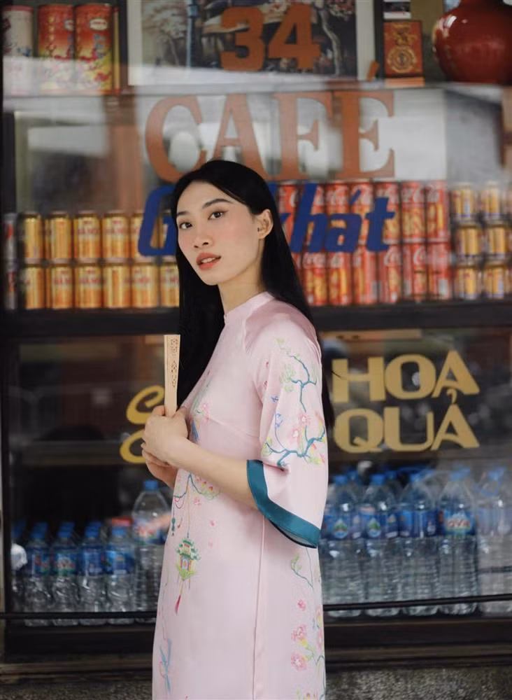 Phạm Nguyệt Anh là một trong những tay đập chủ lực của Binh Chủng Thông tin và tuyển bóng chuyền nữ Việt Nam.