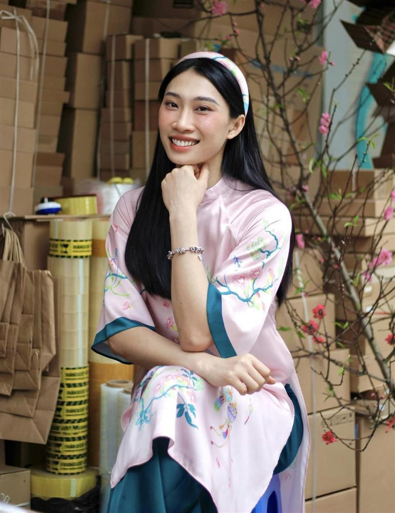 Không chỉ tài năng, chủ công sinh năm 1998 luôn thu hút mọi ánh nhìn vì rất xinh đẹp và biết cách tạo dáng trước ống kính.