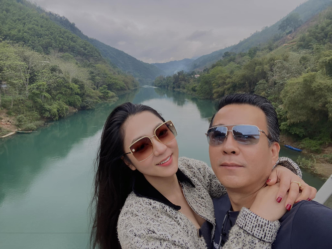 Bỏ qua mọi lời dị nghị, Thắng Ngô vẫn thường xuyên khoe ảnh cùng bà xã cũng như tập trung vun vén gia đình. Chuyện tình của cặp đôi nhờ vậy cũng dần được đón nhận và yêu mến hơn trước.