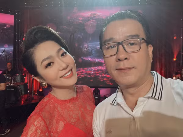 Không những vậy, đại gia giàu lên nhờ kinh doanh cá Koi còn sẵn sàng gác lại mọi công việc để đưa bà xã đi diễn. Dù đi theo chẳng được đồng nào, chỉ lãi mỗi tình cảm nhưng Thắng Ngô vẫn rất vui và không ngại chờ đợi vợ cả một ngày.