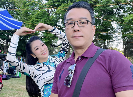 Nếu theo dõi “Vua cá Koi”, có thể dễ dàng nhận thấy anh luôn thể hiện tình cảm với bà xã từ trước khi về chung một nhà cho đến khi đã kết hôn.