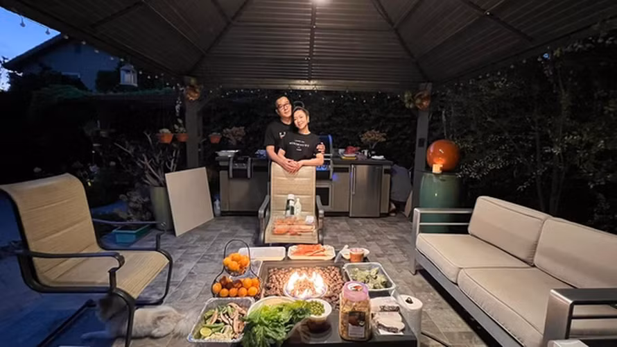 Tại không gian sống rộng 600m2 ở Mỹ, nữ ca sĩ và "vua cá Koi" có những giây phút hạnh phúc, bình yên bên bữa cơm gia đình.