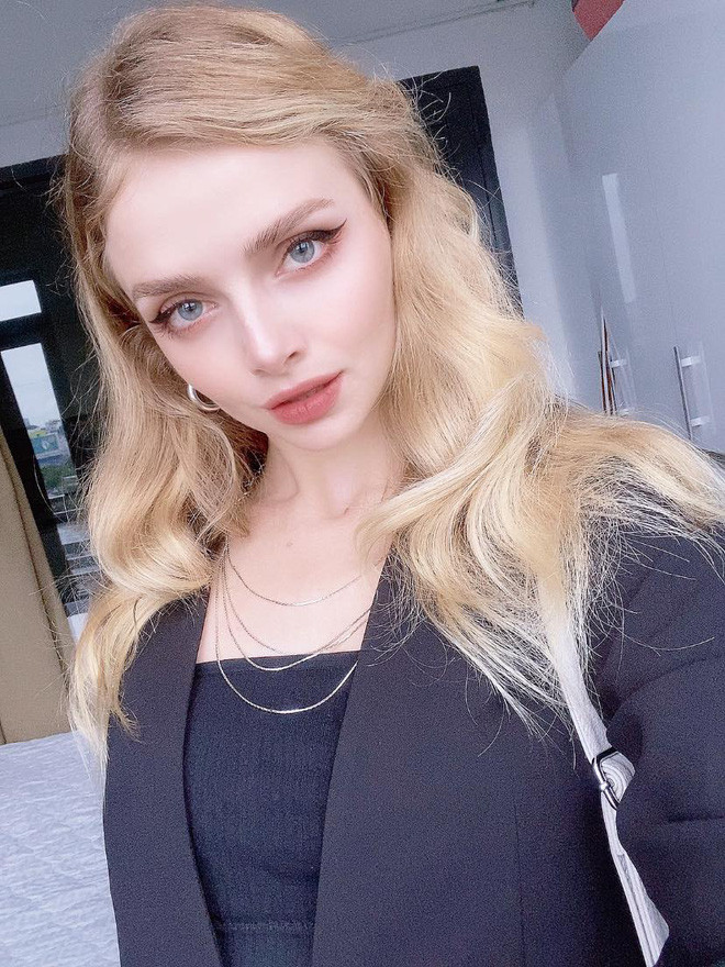 Anna được ví như búp bê với đôi mắt sâu hút, nụ cười tươi tắn, rạng rỡ cùng thần thái có chút cuốn hút, bí ẩn.