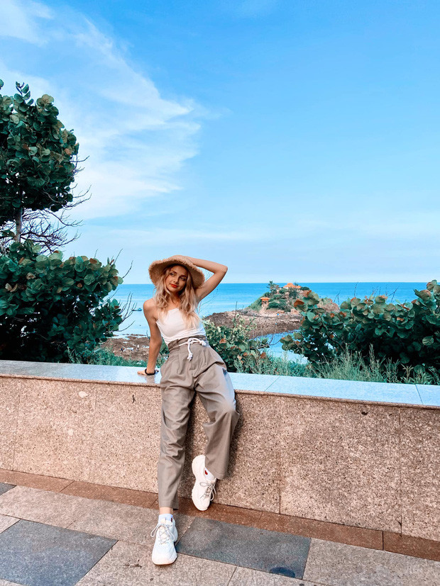 Việc biến hóa được đầy đủ phong cách đều đến từ việc Anna sở hữu Thân hình mảnh mai, thon thả cộng thêm gương mặt quyến rũ ngay từ cái nhìn đầu tiên.