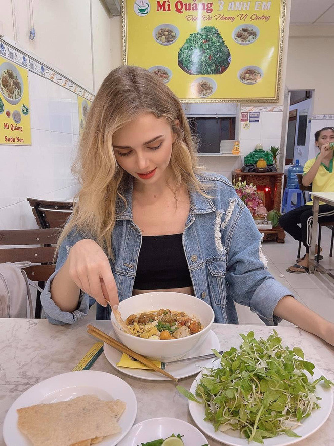 Anna thường làm những video với nội dung hài hước như "gái Tây về quê lấy chồng", "lừa bạn trai Tây ăn mắm tôm", "thử múa quạt...".