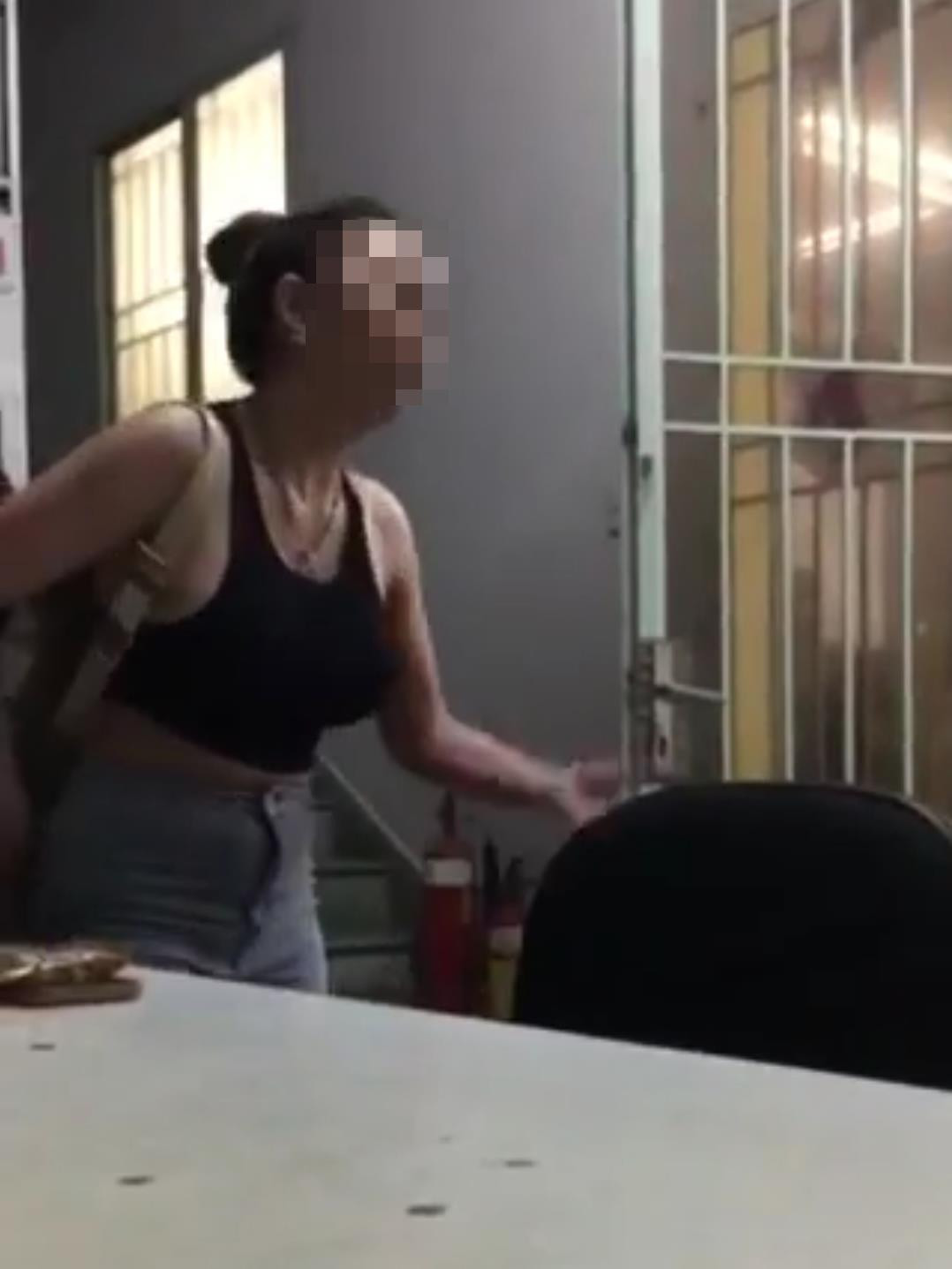 Ngày 28/9, tổ tuần tra của CAQ.4 tiếp tục phát hiện N. ra đường ngày giãn cách xã hội, không đội mũ bảo hiểm, nên đã mời đương sự về CAP.13 để lập biên bản, xử lý.