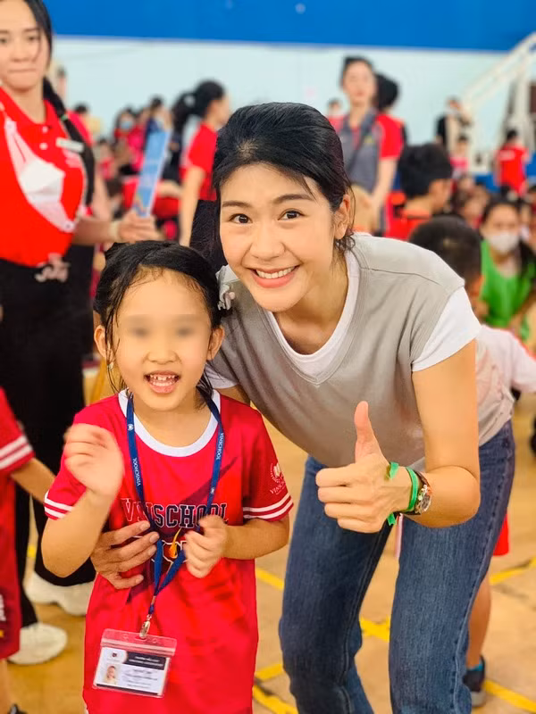 Nhìn hình ảnh đầy mạnh mẽ, khí chất sang trọng của Đông Phương ít ai tin rằng đây đã là người phụ nữ U40 và có một cô công chúa nhỏ.