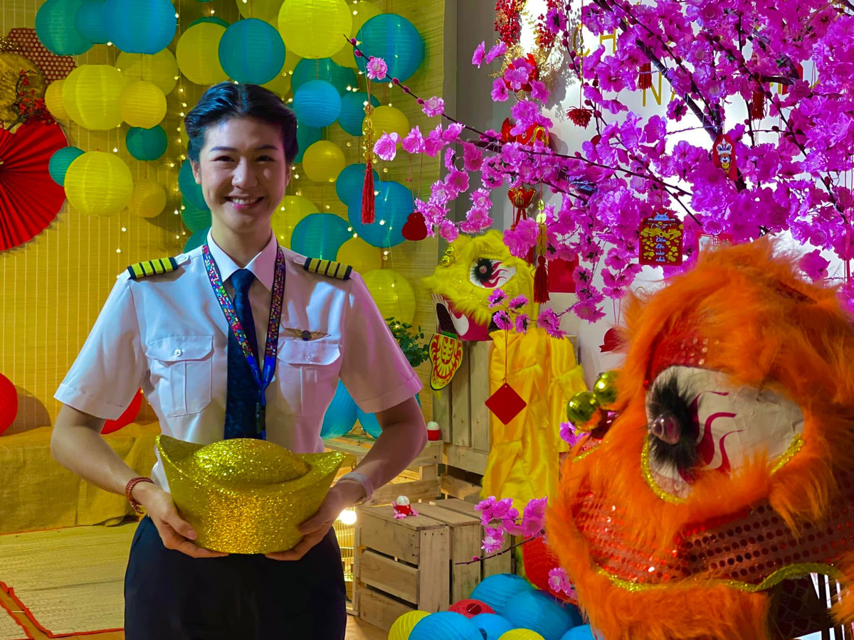 Đông Phương sở hữu chiều cao nổi bật, lên tới 1m7, là chiều cao khủng đối với người Việt Nam. Tuy nhiên, so với nam giới, cô gái lại trở nên nhỏ bé hơn bao giờ hết. Cũng chính vì vậy mà cô luôn nỗ lực để không xảy ra bất kỳ sai sót nào.