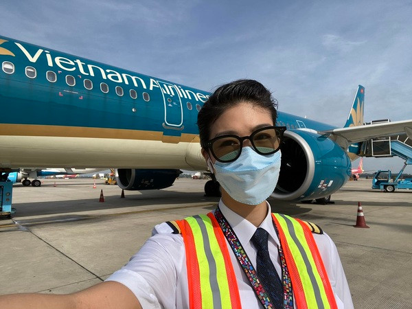 Đông Phương được sinh ra tại Bỉ, mang vẻ đẹp của người phụ nữ Á Đông nhưng cũng mang vẻ hiện đại, phóng khoáng.