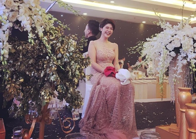 Trên trang cá nhân, Đông Phương dành cho con gái những lời động viên đầy ấm áp cũng như khẳng định bản thân sẽ luôn ở bên cạnh con.