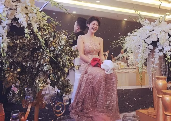 Trên trang cá nhân, Đông Phương dành cho con gái những lời động viên đầy ấm áp cũng như khẳng định bản thân sẽ luôn ở bên cạnh con.