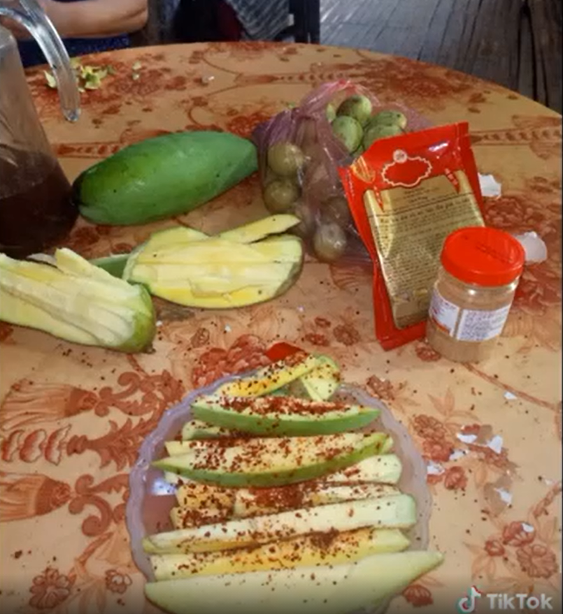 Không chỉ khoe cây xoài trũi quả, cô gái còn khoe màn chấm muối ớt khiến dân mạng "chảy nước miếng" ầm ầm.