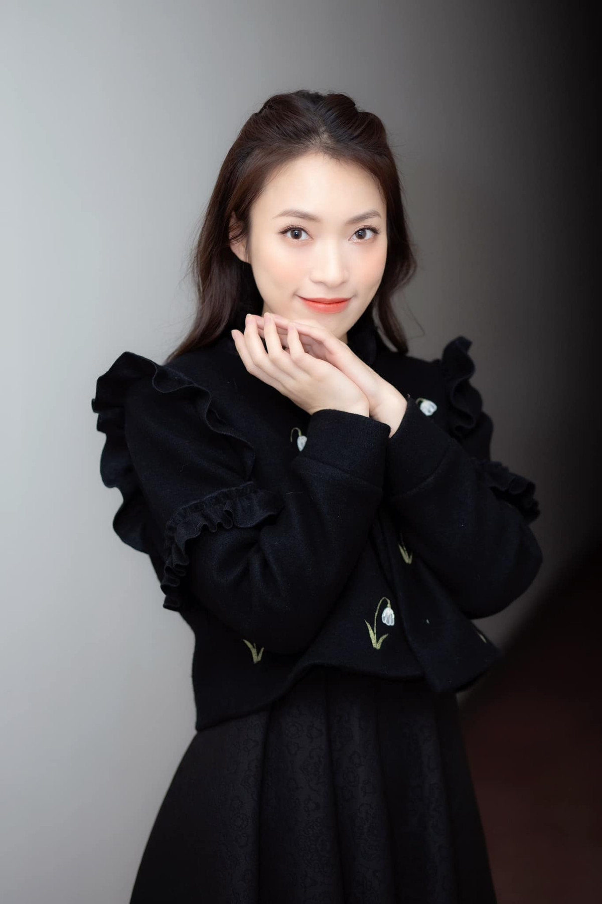 Từ clip "hot girl 7 thứ tiếng" viral trên mạng xã hội năm nào, Khánh Vy giờ đã tự tin bước ra ngoài, đóng góp cho xã hội và nói lên tiếng nói của thế hệ mình.