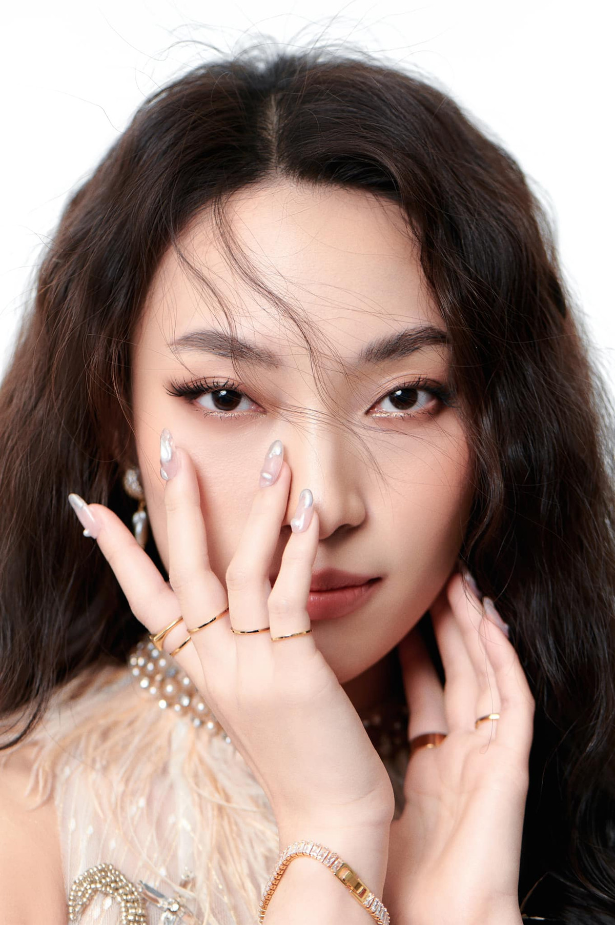 Bên cạnh đó, sức trẻ và tinh thần hừng hực trong Khánh Vy cũng là một yếu tố khác giúp cô nàng được khán giả yêu mến.