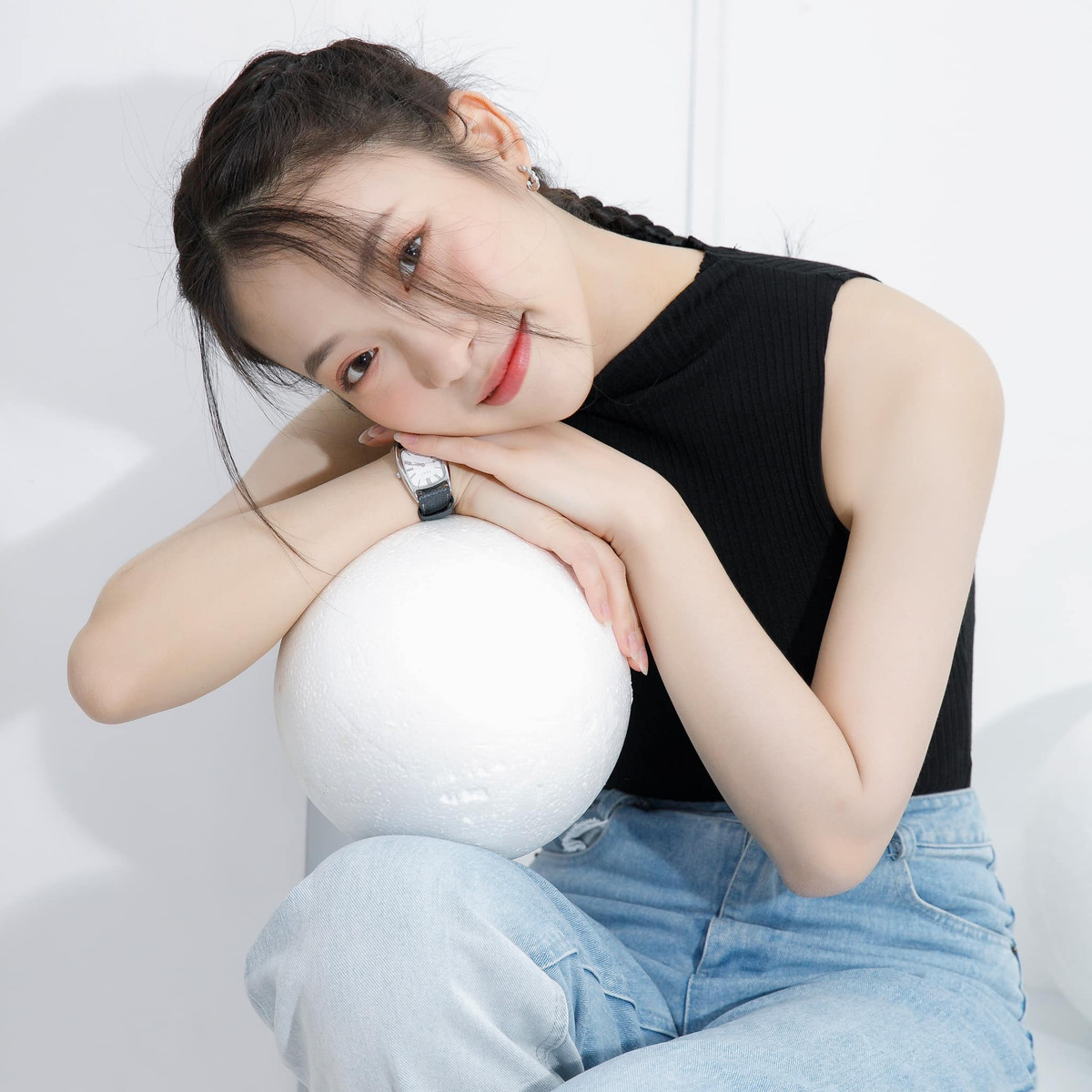 Từng bước hoàn thiện mình và không ngừng thăng hạng cả về nhan sắc cũng như năng lực, ở tuổi 23, Khánh Vy có hàng loạt trải nghiệm đáng mơ ước, được khi khắp nơi, gặp gỡ những người nổi tiếng, thu nhập đáng nể có thể tự mua ô tô, mua đất tặng bố mẹ…