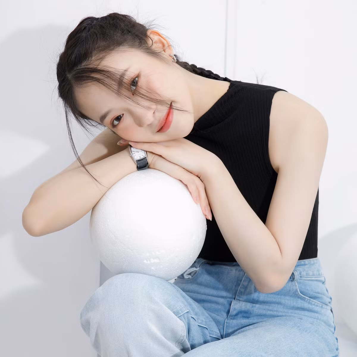 Từng bước hoàn thiện mình và không ngừng thăng hạng cả về nhan sắc cũng như năng lực, ở tuổi 23, Khánh Vy có hàng loạt trải nghiệm đáng mơ ước, được khi khắp nơi, gặp gỡ những người nổi tiếng, thu nhập đáng nể có thể tự mua ô tô, mua đất tặng bố mẹ…