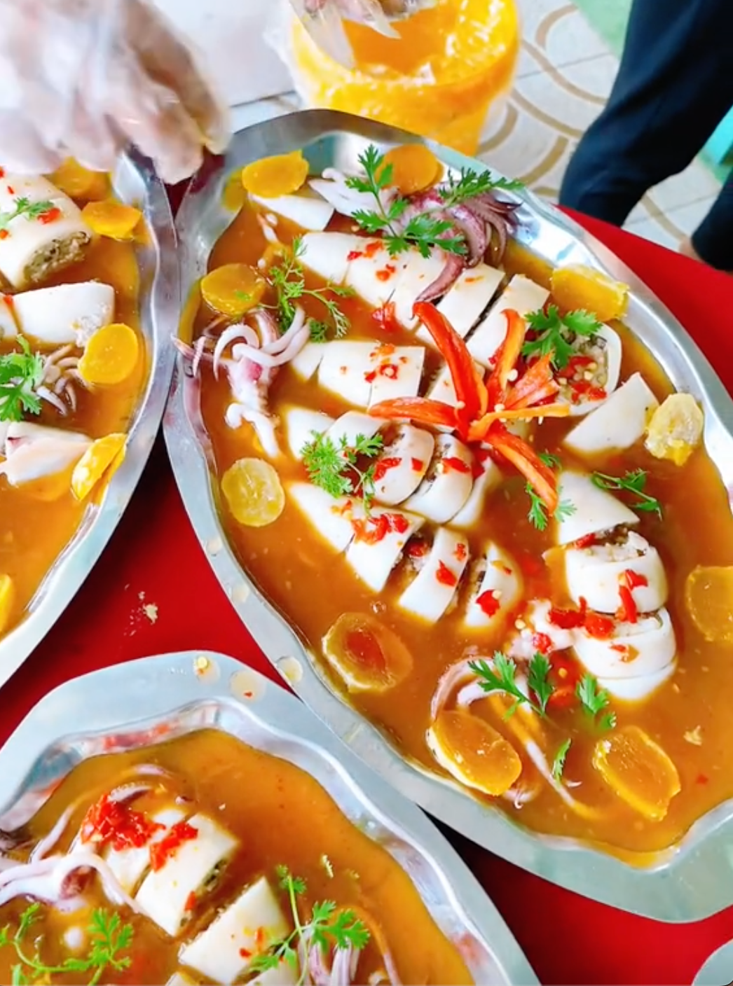 Trong đó, có thể thấy rằng các nguyên liệu được sử dụng thường được ưu tiên màu đỏ, vàng, cam như xôi gấc, tôm, ghẹ, cà rốt. Hay trong cách chế biến sẽ là chiên vàng, hoặc chế các loại nước sốt, nước chấm có màu đỏ, màu vàng cam... Tất nhiên, càng không thể phủ nhận hương vị của ẩm thực miền Tây bởi quá nhiều món ngon, kích thích vị giác.