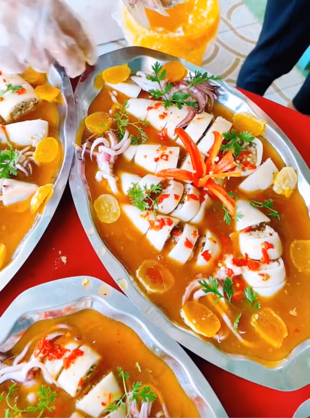 Trong đó, có thể thấy rằng các nguyên liệu được sử dụng thường được ưu tiên màu đỏ, vàng, cam như xôi gấc, tôm, ghẹ, cà rốt. Hay trong cách chế biến sẽ là chiên vàng, hoặc chế các loại nước sốt, nước chấm có màu đỏ, màu vàng cam... Tất nhiên, càng không thể phủ nhận hương vị của ẩm thực miền Tây bởi quá nhiều món ngon, kích thích vị giác.