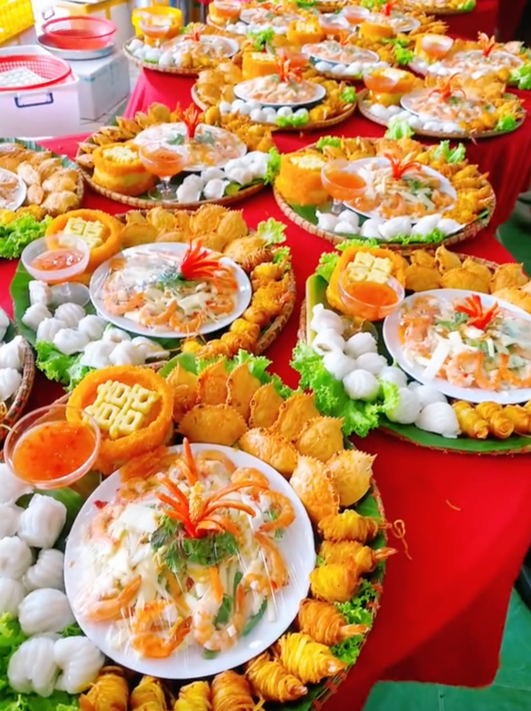 Có được một mâm cỗ cưới miền Tây bắt mắt là nhờ vào sự kết hợp các nguyên liệu đa dạng, cách chế biến từng món khiến cho mỗi món ăn đều có những màu sắc rất hấp dẫn.