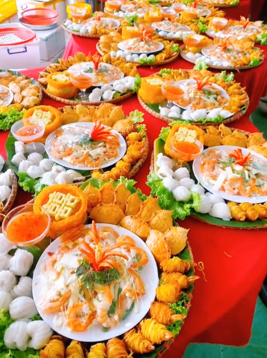 Có được một mâm cỗ cưới miền Tây bắt mắt là nhờ vào sự kết hợp các nguyên liệu đa dạng, cách chế biến từng món khiến cho mỗi món ăn đều có những màu sắc rất hấp dẫn.