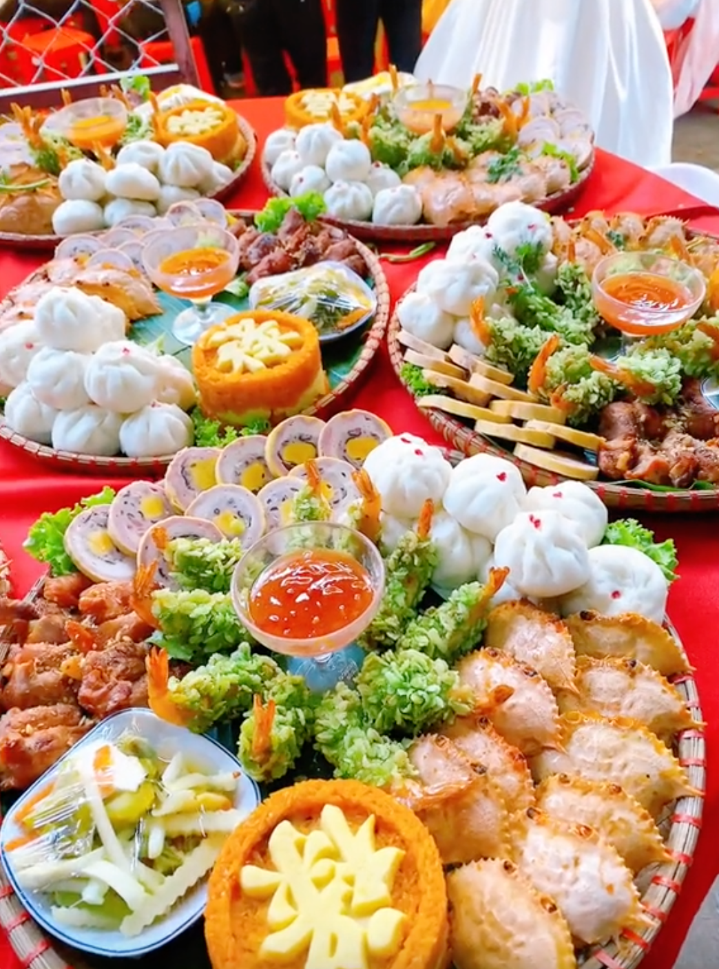 Tại một vài nơi như Long An, An Giang, Kiên Giang, Đồng Tháp..., dù có rất nhiều tiệm nhận đặt tiệc cưới, thế nhưng có những điểm khá chung trong chế biến cũng như chọn món.