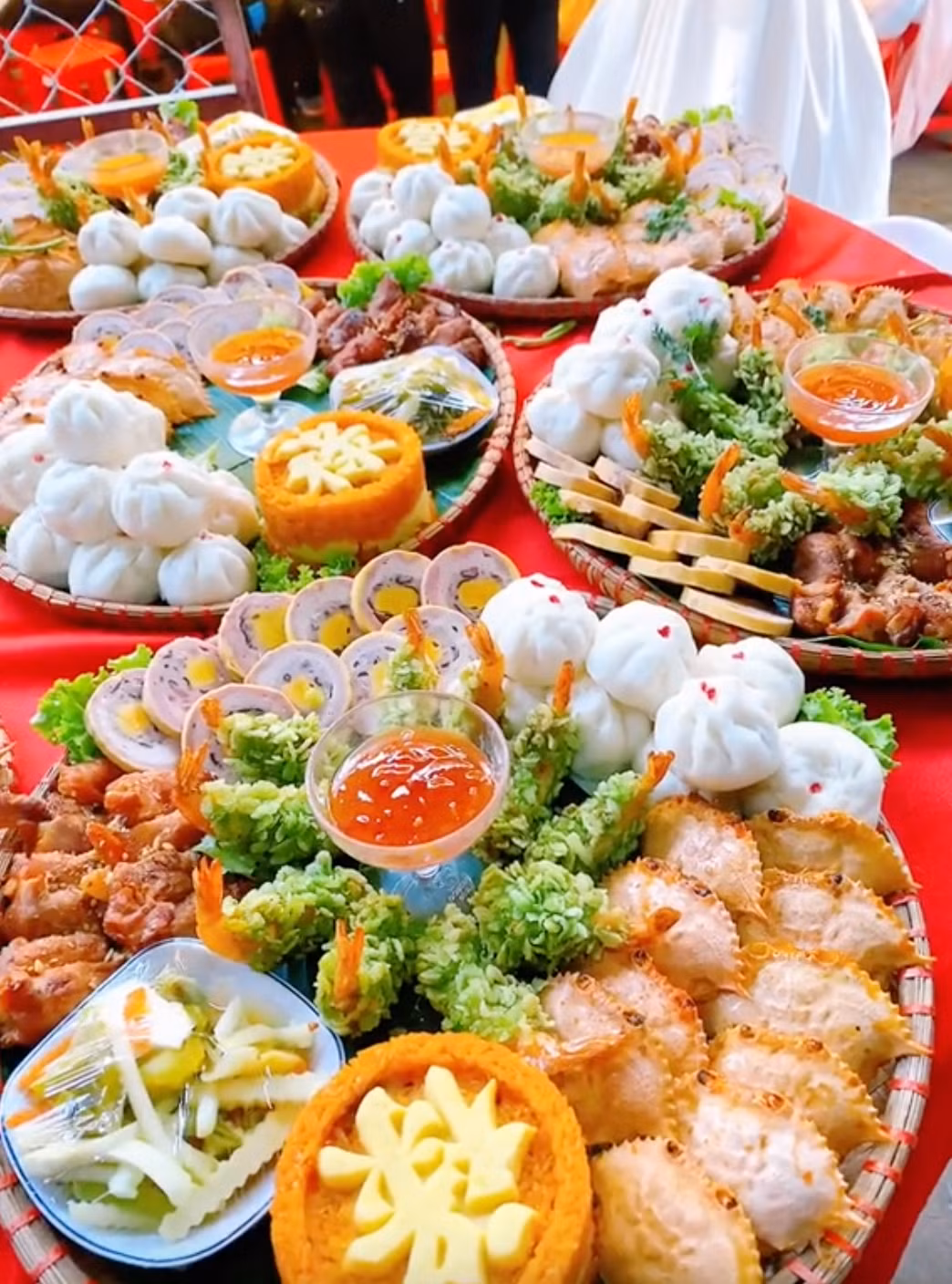 Tại một vài nơi như Long An, An Giang, Kiên Giang, Đồng Tháp..., dù có rất nhiều tiệm nhận đặt tiệc cưới, thế nhưng có những điểm khá chung trong chế biến cũng như chọn món.