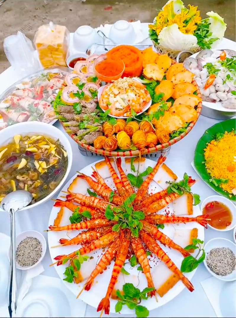 Một trong những yếu tố khiến cho các mâm cỗ của người miền Tây luôn hấp dẫn chính là có nhiều màu sắc đa dạng, bắt mắt.