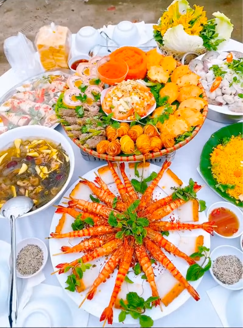 Một trong những yếu tố khiến cho các mâm cỗ của người miền Tây luôn hấp dẫn chính là có nhiều màu sắc đa dạng, bắt mắt.