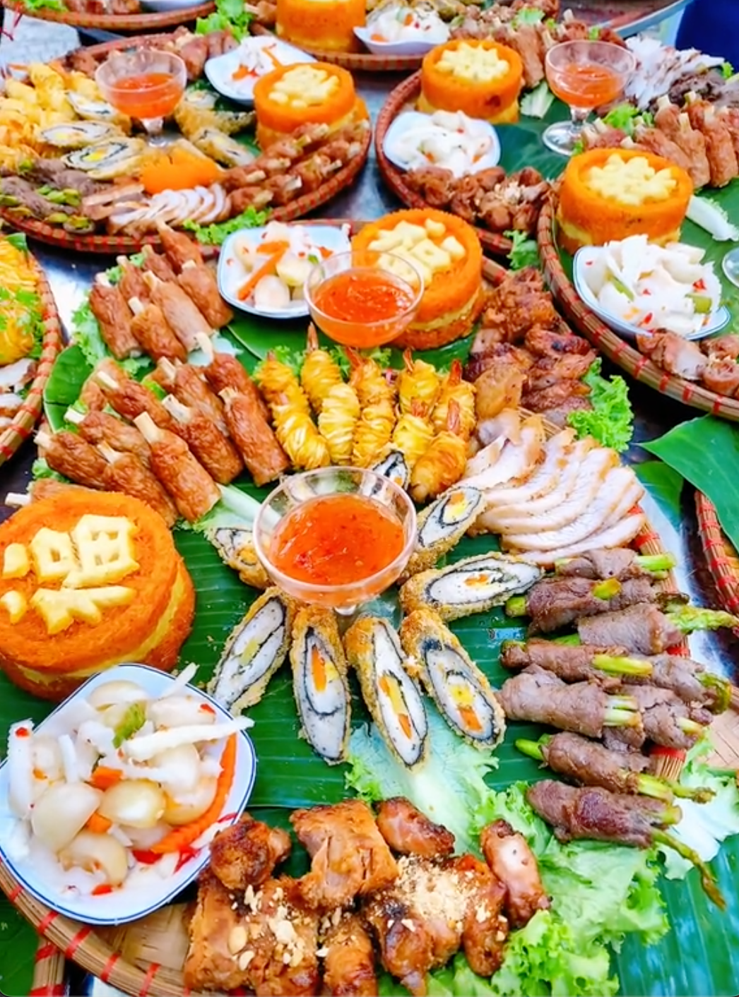 Chỉ cần lướt mạng xã hội hoặc tìm kiếm với từ khoá "cỗ cưới miền Tây" hay "tiệc cưới miền Tây", chúng ta có thể dễ dàng thấy được những mâm cỗ với màu sắc vô cùng bắt mắt, hấp dẫn.