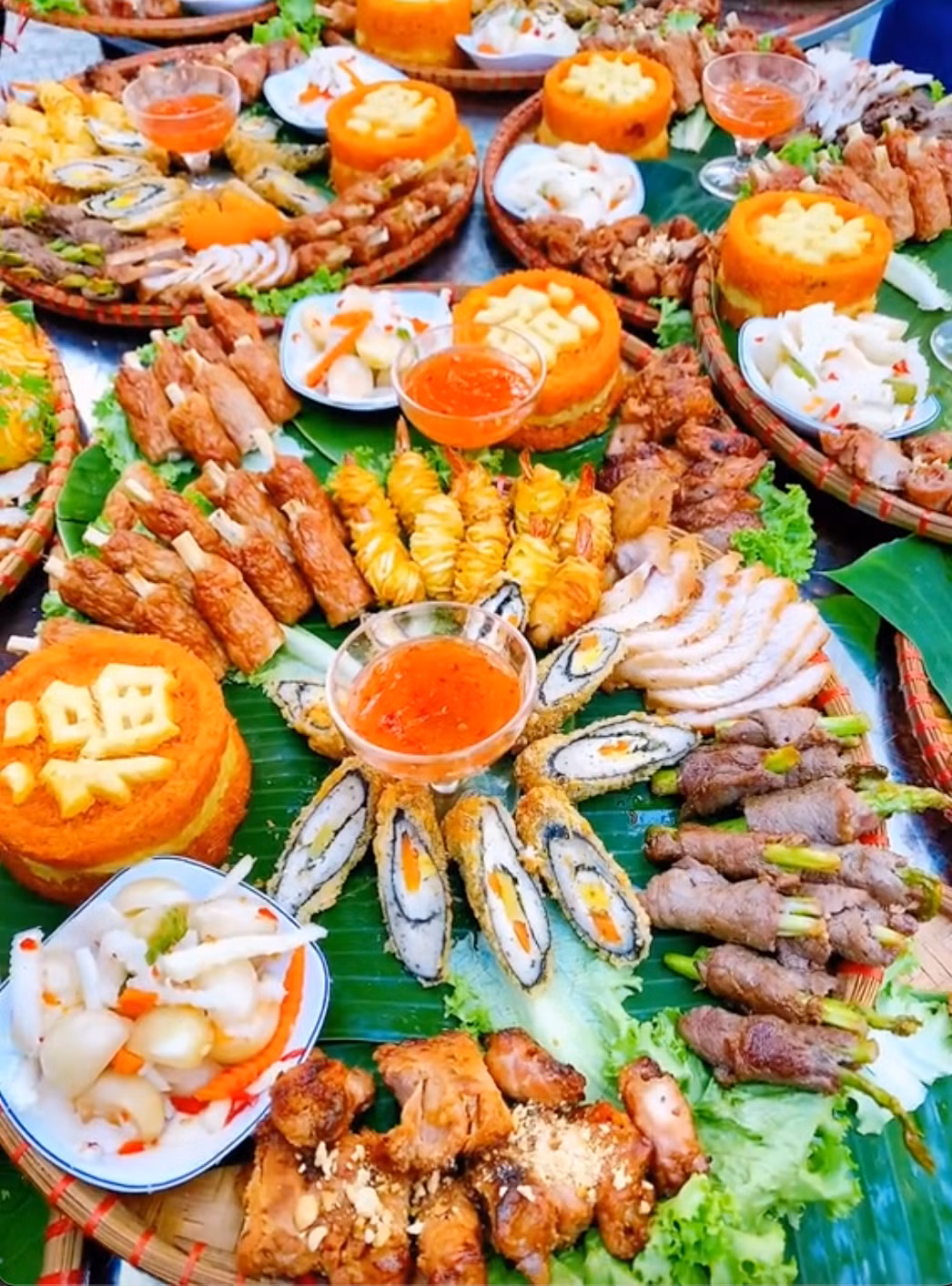 Chỉ cần lướt mạng xã hội hoặc tìm kiếm với từ khoá "cỗ cưới miền Tây" hay "tiệc cưới miền Tây", chúng ta có thể dễ dàng thấy được những mâm cỗ với màu sắc vô cùng bắt mắt, hấp dẫn.