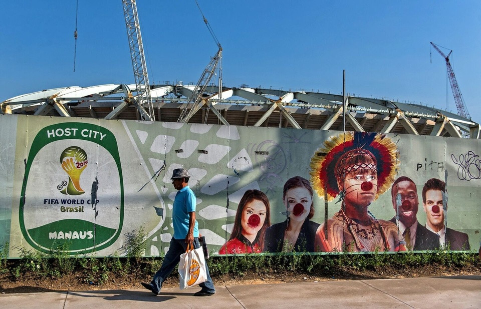 World Cup 2014 tại Brazil là kỳ World Cup tốn kém thứ hai trong lịch sử. Nước chủ nhà được cho là chi 15 tỷ USD cho ngày hội bóng đá lớn nhất hành tinh diễn ra 8 năm trước.