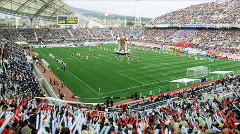 Hai thập niên trước, Hàn Quốc và Nhật Bản chi tổng cộng 7 tỷ USD để cùng đăng cai World Cup 2002.