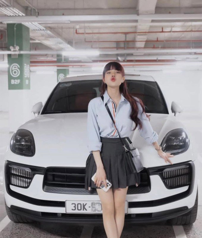 Trước đó, khi bị “anti” tố “phông bạt”, Bích Hạnh cũng tung bằng chứng đây chính là chiếc xe mà cô đã cọc từ năm 2022, đến sinh nhật năm 2023 thì tự mua tặng bản thân.