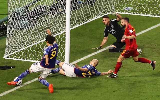 Cú sút xa bất ngờ của Ritsu Doan đến sau một tình huống có phần chủ quan của thủ môn Unai Simon. Như được giải phóng tinh thần, bàn thắng của tuyển thủ đội tuyển Nhật Bản làm phấn chấn cả đội lẫn các khán giả ủng hộ tại sân.