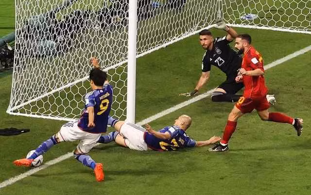 Cú sút xa bất ngờ của Ritsu Doan đến sau một tình huống có phần chủ quan của thủ môn Unai Simon. Như được giải phóng tinh thần, bàn thắng của tuyển thủ đội tuyển Nhật Bản làm phấn chấn cả đội lẫn các khán giả ủng hộ tại sân.